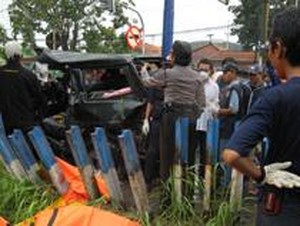 Tragedi 3 Mobil Tertabrak KA Mutiara Timur Tewaskan Tiga Orang di Surabaya