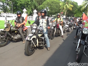 Ratusan Motor Antik dari Berbagai Kota Pawai Keliling Lumajang