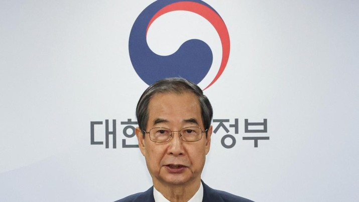 Perdana Menteri Korea Selatan Han Duck-soo menyampaikan pidato kepada rakyat di kompleks pemerintahan di Seoul, Korea Selatan, 14 Desember 2024. (Yonhap via REUTERS)