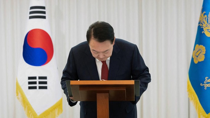 Presiden Korea Selatan Yoon Suk Yeol menyampaikan pidato kepada rakyat di kediaman resminya di Seoul, Korea Selatan, 14 Desember 2024. (The Presidential Office/Handout via REUTERS)