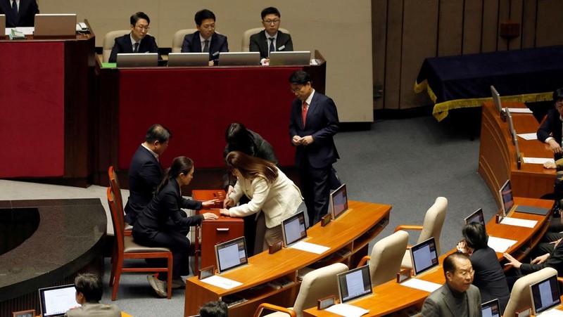 Suasana saat berlangsungnya sesi pleno pemungutan suara pemakzulan Presiden Yoon Suk Yeol di Majelis Nasional di Seoul, Korea Selatan, Sabtu (14/12/2024). (Woohae Cho/Pool via REUTERS)