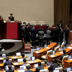MK Korsel Diberi Waktu 180 Hari Buat Copot Presiden Yoon Suk Yeol