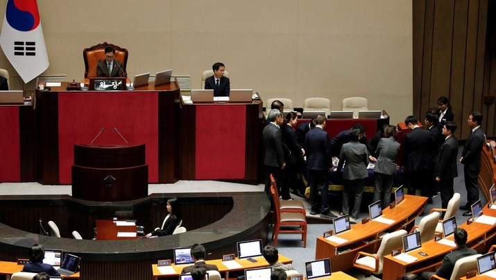 Suasana saat berlangsungnya sesi pleno pemungutan suara pemakzulan Presiden Yoon Suk Yeol di Majelis Nasional di Seoul, Korea Selatan, Sabtu (14/12/2024). (Woohae Cho/Pool via REUTERS)