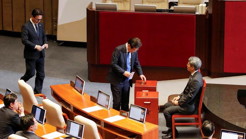 Suasana saat berlangsungnya sesi pleno pemungutan suara pemakzulan Presiden Yoon Suk Yeol di Majelis Nasional di Seoul, Korea Selatan, Sabtu (14/12/2024). (Woohae Cho/Pool via REUTERS)