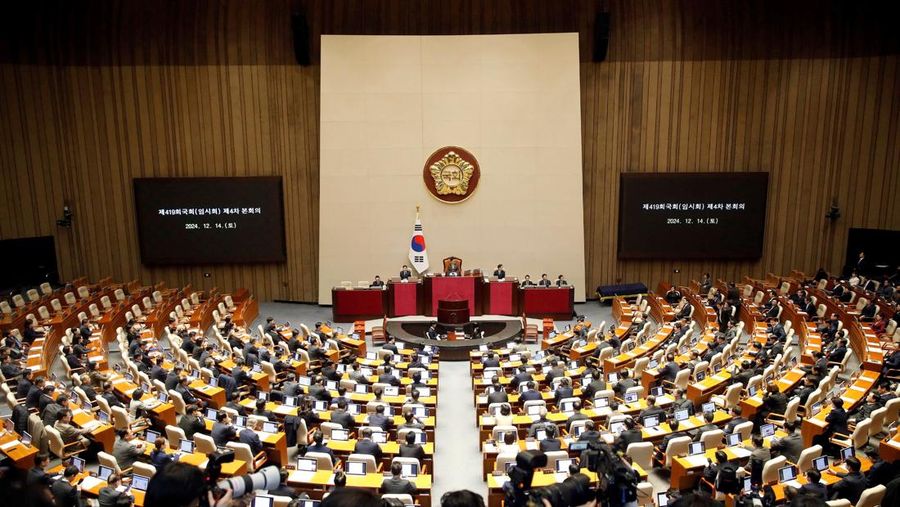 Suasana saat berlangsungnya sesi pleno pemungutan suara pemakzulan Presiden Yoon Suk Yeol di Majelis Nasional di Seoul, Korea Selatan, Sabtu (14/12/2024). (Woohae Cho/Pool via REUTERS)
