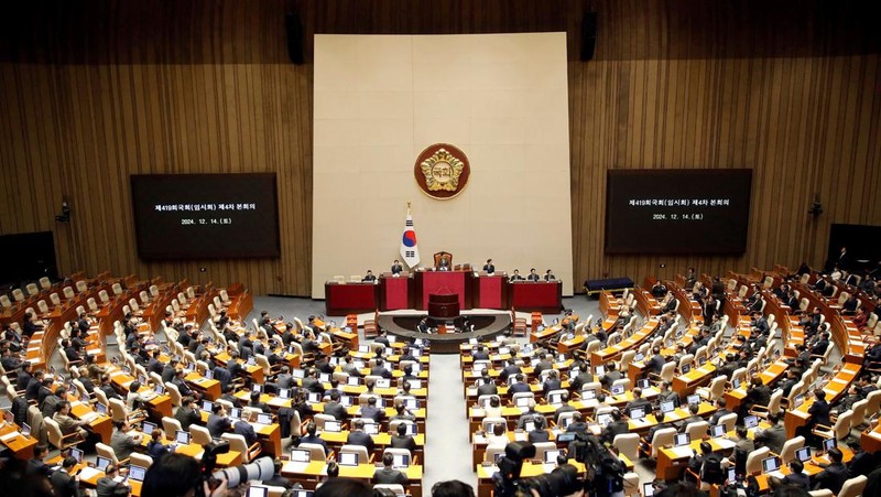 Suasana saat berlangsungnya sesi pleno pemungutan suara pemakzulan Presiden Yoon Suk Yeol di Majelis Nasional di Seoul, Korea Selatan, Sabtu (14/12/2024). (Woohae Cho/Pool via REUTERS)