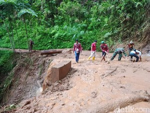 Longsor Tutup Jalan di Salem Brebes, Seribuan Warga Terisolasi