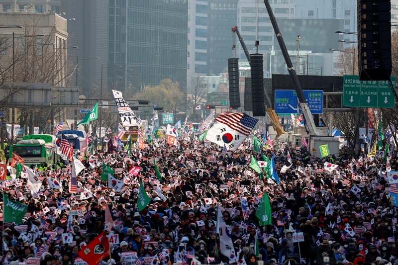 Unjuk rasa yang menyerukan pemakzulan Presiden Korea Selatan Yoon Suk Yeol, yang mengumumkan darurat militer, yang kemudian dicabut beberapa jam kemudian, di depan Majelis Nasional di Seoul, Korea Selatan, Sabtu (14/12/2024). (REUTERS/Kim Hong-Ji)