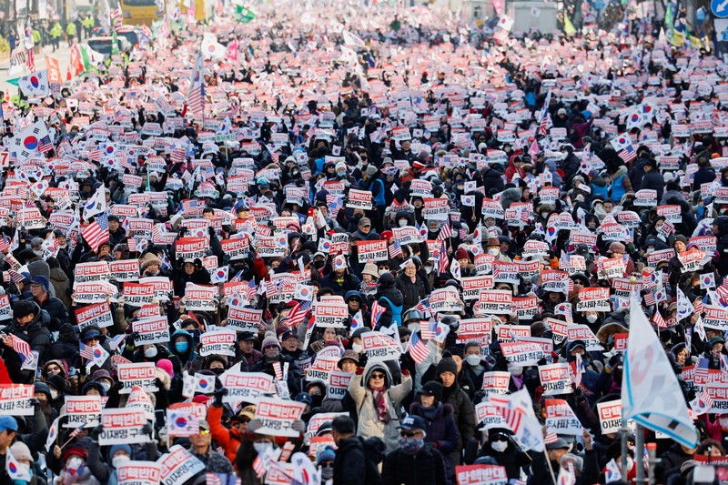 Unjuk rasa yang menyerukan pemakzulan Presiden Korea Selatan Yoon Suk Yeol, yang mengumumkan darurat militer, yang kemudian dicabut beberapa jam kemudian, di depan Majelis Nasional di Seoul, Korea Selatan, Sabtu (14/12/2024). (REUTERS/Kim Hong-Ji)