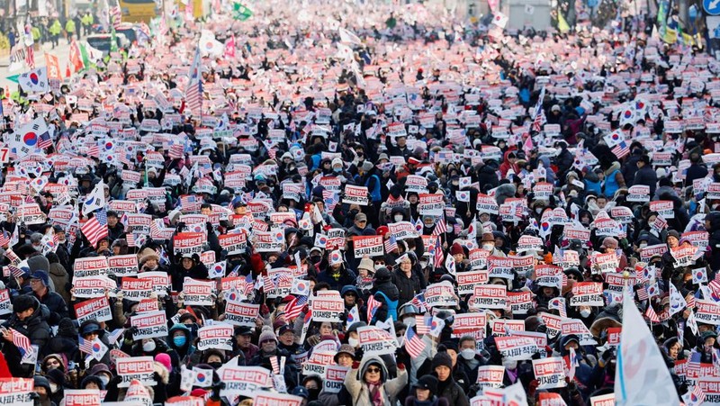 Unjuk rasa yang menyerukan pemakzulan Presiden Korea Selatan Yoon Suk Yeol, yang mengumumkan darurat militer, yang kemudian dicabut beberapa jam kemudian, di depan Majelis Nasional di Seoul, Korea Selatan, Sabtu (14/12/2024). (REUTERS/Kim Hong-Ji)