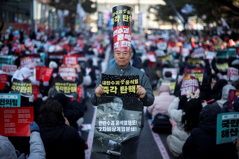 Unjuk rasa yang menyerukan pemakzulan Presiden Korea Selatan Yoon Suk Yeol, yang mengumumkan darurat militer, yang kemudian dicabut beberapa jam kemudian, di depan Majelis Nasional di Seoul, Korea Selatan, Sabtu (14/12/2024). (REUTERS/Kim Hong-Ji)