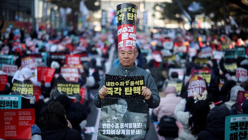 Unjuk rasa yang menyerukan pemakzulan Presiden Korea Selatan Yoon Suk Yeol, yang mengumumkan darurat militer, yang kemudian dicabut beberapa jam kemudian, di depan Majelis Nasional di Seoul, Korea Selatan, Sabtu (14/12/2024). (REUTERS/Kim Hong-Ji)