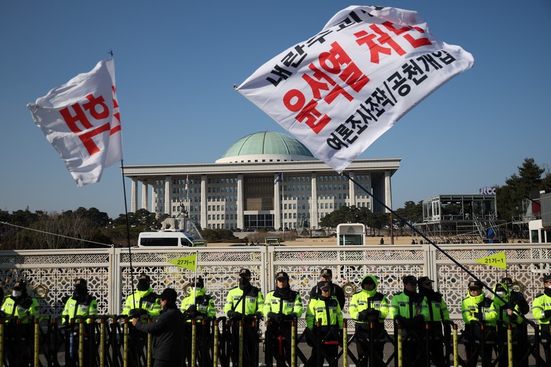Unjuk rasa yang menyerukan pemakzulan Presiden Korea Selatan Yoon Suk Yeol, yang mengumumkan darurat militer, yang kemudian dicabut beberapa jam kemudian, di depan Majelis Nasional di Seoul, Korea Selatan, Sabtu (14/12/2024). (REUTERS/Kim Hong-Ji)