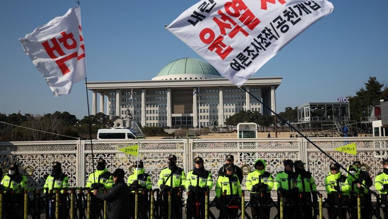 Unjuk rasa yang menyerukan pemakzulan Presiden Korea Selatan Yoon Suk Yeol, yang mengumumkan darurat militer, yang kemudian dicabut beberapa jam kemudian, di depan Majelis Nasional di Seoul, Korea Selatan, Sabtu (14/12/2024). (REUTERS/Kim Hong-Ji)