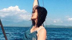 Most Pop: Gaya Agnez Mo Tampil Natural Pakai Dress Menerawang saat di Bali