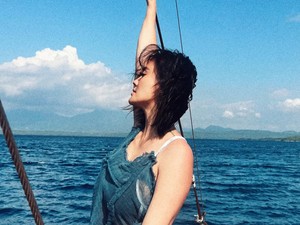 Agnez Mo Liburan di Pulau Menjangan Bali, Berpose Pakai Dress di Perahu