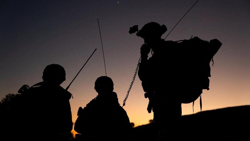 Anggota Brigade Pasukan Terjun Payung Israel beroperasi di lokasi yang disebut sebagai perbatasan Suriah, dalam gambar selebaran yang dirilis pada tanggal 13 Desember 2024. (Israel Defense Forces/Handout via REUTERS)