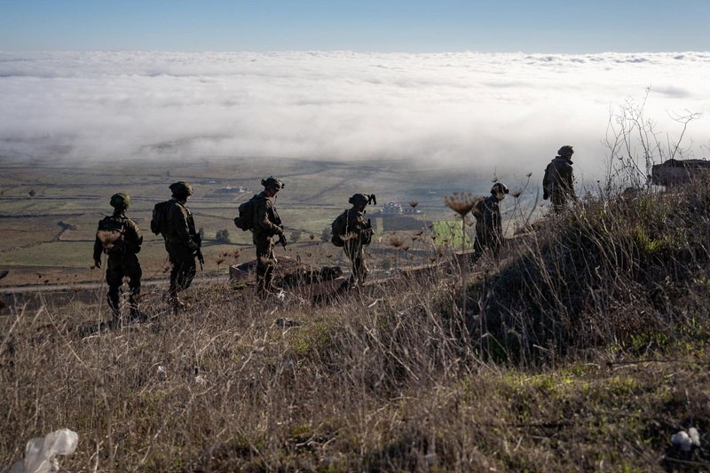Anggota Brigade Pasukan Terjun Payung Israel beroperasi di lokasi yang disebut sebagai perbatasan Suriah, dalam gambar selebaran yang dirilis pada tanggal 13 Desember 2024. (Israel Defense Forces/Handout via REUTERS)