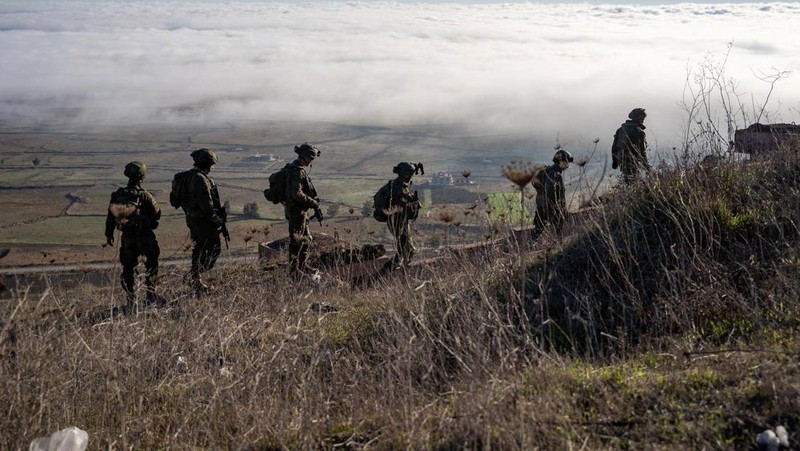 Anggota Brigade Pasukan Terjun Payung Israel beroperasi di lokasi yang disebut sebagai perbatasan Suriah, dalam gambar selebaran yang dirilis pada tanggal 13 Desember 2024. (Israel Defense Forces/Handout via REUTERS)