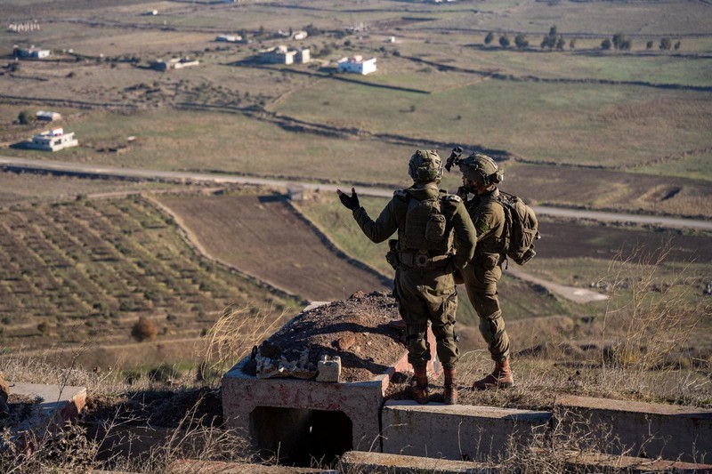 Anggota Brigade Pasukan Terjun Payung Israel beroperasi di lokasi yang disebut sebagai perbatasan Suriah, dalam gambar selebaran yang dirilis pada tanggal 13 Desember 2024. Anggota Brigade Pasukan Terjun Payung Israel beroperasi di lokasi yang disebut sebagai perbatasan Suriah, dalam gambar selebaran yang dirilis pada tanggal 13 Desember 2024. (Israel Defense Forces/Handout via REUTERS)