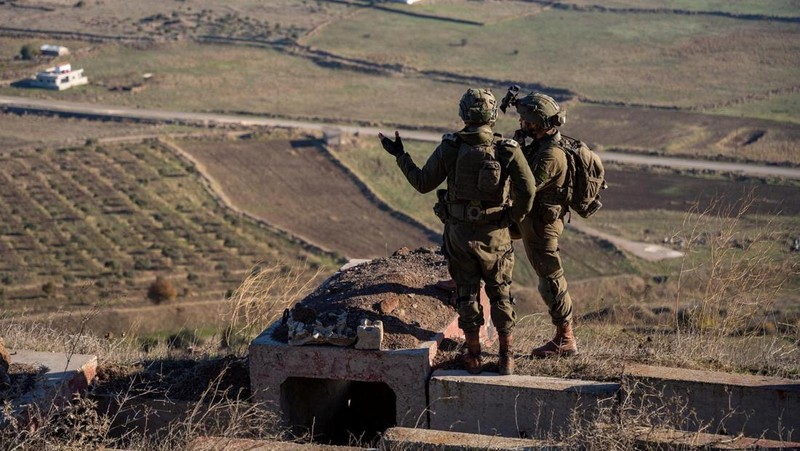 Anggota Brigade Pasukan Terjun Payung Israel beroperasi di lokasi yang disebut sebagai perbatasan Suriah, dalam gambar selebaran yang dirilis pada tanggal 13 Desember 2024. (Israel Defense Forces/Handout via REUTERS)