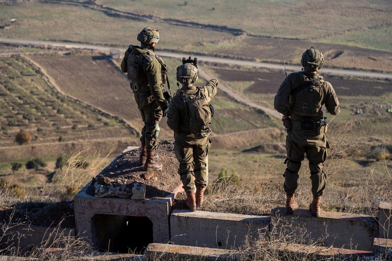 Anggota Brigade Pasukan Terjun Payung Israel beroperasi di lokasi yang disebut sebagai perbatasan Suriah, dalam gambar selebaran yang dirilis pada tanggal 13 Desember 2024. Anggota Brigade Pasukan Terjun Payung Israel beroperasi di lokasi yang disebut sebagai perbatasan Suriah, dalam gambar selebaran yang dirilis pada tanggal 13 Desember 2024. (Israel Defense Forces/Handout via REUTERS)