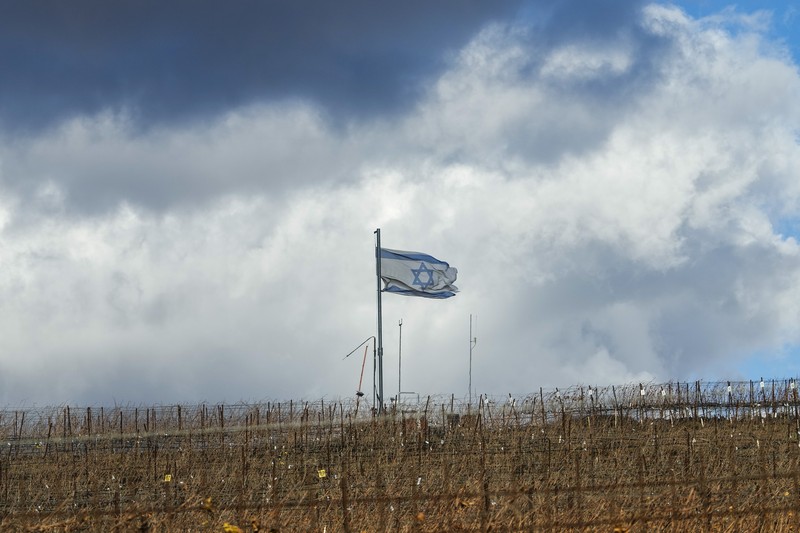 Anggota Brigade Pasukan Terjun Payung Israel beroperasi di lokasi yang disebut sebagai perbatasan Suriah, dalam gambar selebaran yang dirilis pada tanggal 13 Desember 2024. (Israel Defense Forces/Handout via REUTERS)