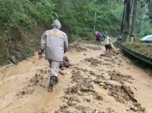 Empat Titik Longsor Tutup Jalur Provinsi Pacitan-Nawangan
