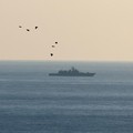 Fregat peluru kendali Armada Laut Hitam Angkatan Laut Rusia Laksamana Grigorovich terlihat di lepas pantai Tartous, Suriah, 14 Desember 2024. (REUTERS/Umit Bektas)