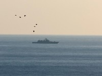 Fregat peluru kendali Armada Laut Hitam Angkatan Laut Rusia Laksamana Grigorovich terlihat di lepas pantai Tartous, Suriah, 14 Desember 2024. (REUTERS/Umit Bektas)