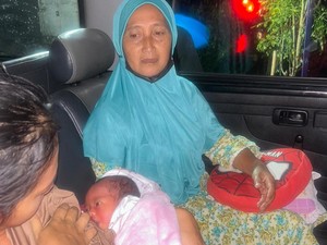 Kisah Sekeluarga Bawa Bayi Tertahan Pulang 3 Jam Gegara Longsor Pacitan
