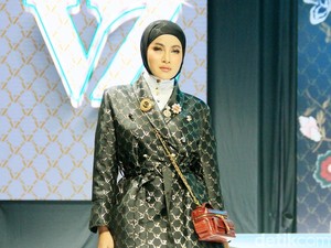 13 Tahun Berkarya, Vivi Zubedi Rilis Koleksi Gabungkan Monogram dan Bunga