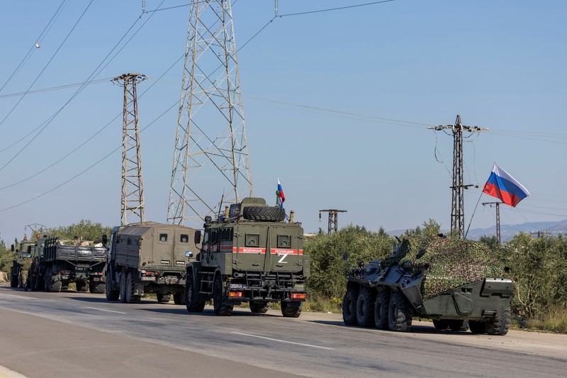 Seorang tentara Rusia berpatroli terhadap konvoi militer di pinggir jalan karena kerusakan mesin di salah satu kendaraan saat mereka melakukan perjalanan melalui pangkalan udara Hmeimim di wilayah pesisir Latakia, Suriah, 14 Desember 2024. Seorang tentara Rusia berpatroli terhadap konvoi militer di pinggir jalan karena kerusakan mesin di salah satu kendaraan saat mereka melakukan perjalanan melalui pangkalan udara Hmeimim di wilayah pesisir Latakia, Suriah, 14 Desember 2024. (REUTERS/Umit Bektas)