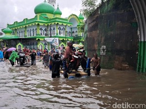 Banjir Putus Akses Jalan di Makassar, Warga Buka Jasa Perahu Berbayar