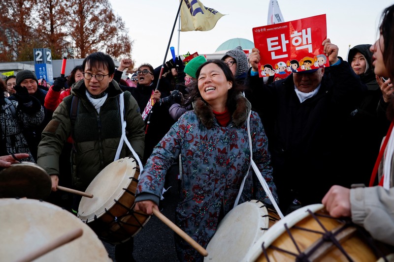 Para pengunjuk rasa berpartisipasi dalam unjuk rasa yang menyerukan pemakzulan Presiden Korea Selatan Yoon Suk Yeol, yang mengumumkan darurat militer, yang dicabut beberapa jam kemudian, di depan Majelis Nasional di Seoul, Korea Selatan, 14 Desember 2024. Para pengunjuk rasa berpartisipasi dalam unjuk rasa yang menyerukan pemakzulan Presiden Korea Selatan Yoon Suk Yeol, yang mengumumkan darurat militer, yang dicabut beberapa jam kemudian, di depan Majelis Nasional di Seoul, Korea Selatan, 14 Desember 2024. (Yonhap via REUTERS)