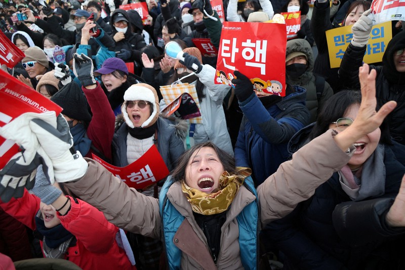 Para pengunjuk rasa berpartisipasi dalam unjuk rasa yang menyerukan pemakzulan Presiden Korea Selatan Yoon Suk Yeol, yang mengumumkan darurat militer, yang dicabut beberapa jam kemudian, di depan Majelis Nasional di Seoul, Korea Selatan, 14 Desember 2024. Para pengunjuk rasa berpartisipasi dalam unjuk rasa yang menyerukan pemakzulan Presiden Korea Selatan Yoon Suk Yeol, yang mengumumkan darurat militer, yang dicabut beberapa jam kemudian, di depan Majelis Nasional di Seoul, Korea Selatan, 14 Desember 2024. (Yonhap via REUTERS)