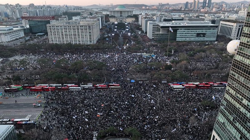 Para pengunjuk rasa berpartisipasi dalam unjuk rasa yang menyerukan pemakzulan Presiden Korea Selatan Yoon Suk Yeol, yang mengumumkan darurat militer, yang dicabut beberapa jam kemudian, di depan Majelis Nasional di Seoul, Korea Selatan, 14 Desember 2024. (Yonhap via REUTERS)