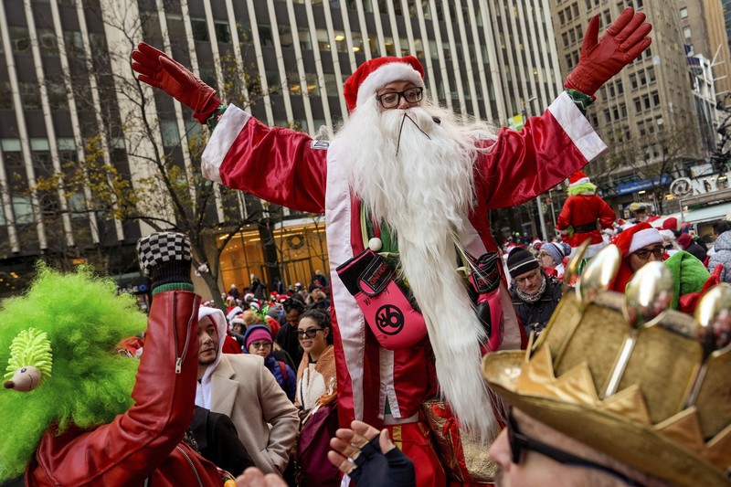 Para pengunjung mengambil bagian dalam SantaCon, Sabtu, 14 Desember 2024, di New York. (AP Photo/Julia Demaree Nikhinson)