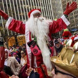 Ribuan Sinterklas Tumpah Ke Jalanan New York, Rayakan SantaCon