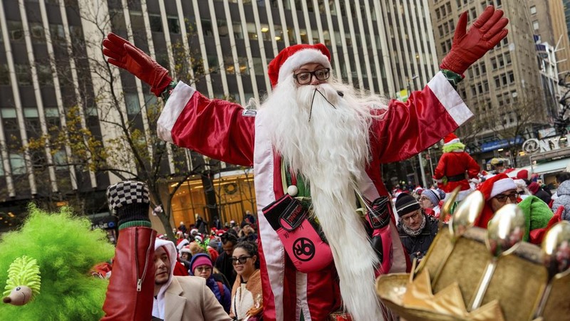 Para pengunjung mengambil bagian dalam SantaCon, Sabtu, 14 Desember 2024, di New York. (AP Photo/Julia Demaree Nikhinson)