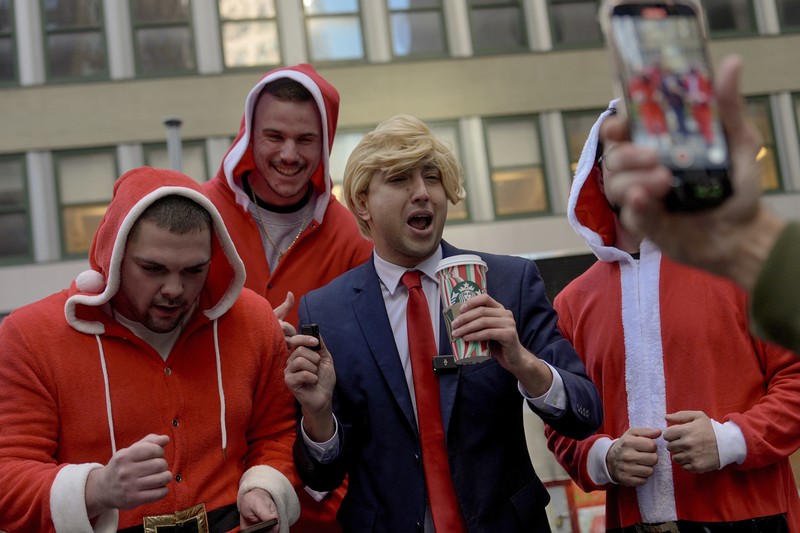 Para pengunjung mengambil bagian dalam SantaCon, Sabtu, 14 Desember 2024, di New York. (AP Photo/Julia Demaree Nikhinson)