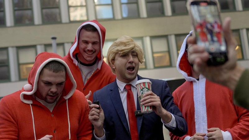 Para pengunjung mengambil bagian dalam SantaCon, Sabtu, 14 Desember 2024, di New York. (AP Photo/Julia Demaree Nikhinson)