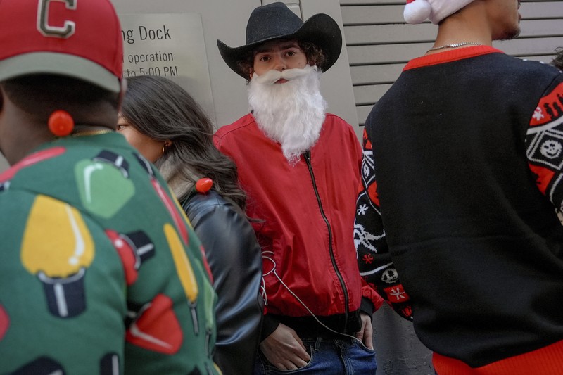 Para pengunjung mengambil bagian dalam SantaCon, Sabtu, 14 Desember 2024, di New York. (AP Photo/Julia Demaree Nikhinson)