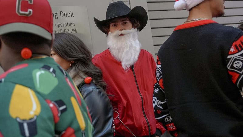 Para pengunjung mengambil bagian dalam SantaCon, Sabtu, 14 Desember 2024, di New York. (AP Photo/Julia Demaree Nikhinson)