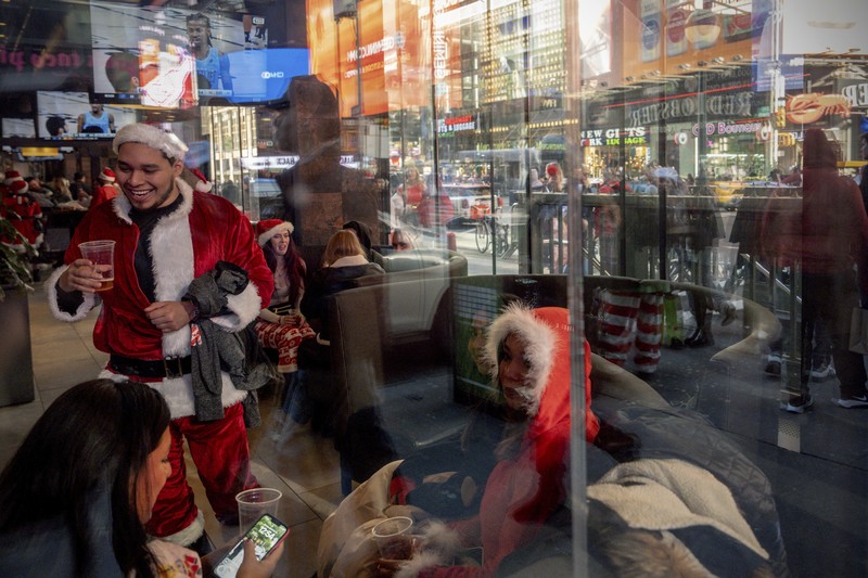 Para pengunjung mengambil bagian dalam SantaCon, Sabtu, 14 Desember 2024, di New York. (AP Photo/Julia Demaree Nikhinson)