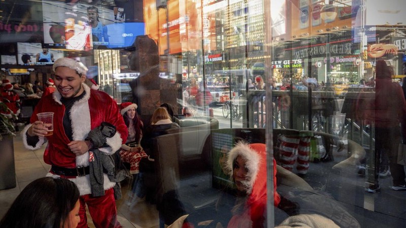 Para pengunjung mengambil bagian dalam SantaCon, Sabtu, 14 Desember 2024, di New York. (AP Photo/Julia Demaree Nikhinson)