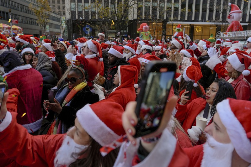 Para pengunjung mengambil bagian dalam SantaCon, Sabtu, 14 Desember 2024, di New York. (AP Photo/Julia Demaree Nikhinson)