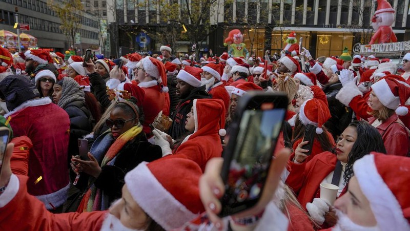 Para pengunjung mengambil bagian dalam SantaCon, Sabtu, 14 Desember 2024, di New York. (AP Photo/Julia Demaree Nikhinson)