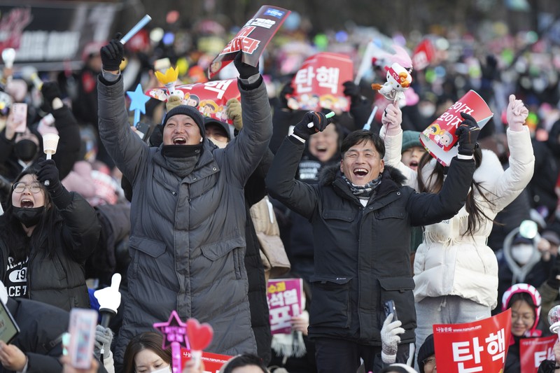Para pengunjuk rasa berpartisipasi dalam unjuk rasa yang menyerukan pemakzulan Presiden Korea Selatan Yoon Suk Yeol, yang mengumumkan darurat militer, yang dicabut beberapa jam kemudian, di depan Majelis Nasional di Seoul, Korea Selatan, 14 Desember 2024. Para pengunjuk rasa berpartisipasi dalam unjuk rasa yang menyerukan pemakzulan Presiden Korea Selatan Yoon Suk Yeol, yang mengumumkan darurat militer, yang dicabut beberapa jam kemudian, di depan Majelis Nasional di Seoul, Korea Selatan, 14 Desember 2024. (Yonhap via REUTERS)