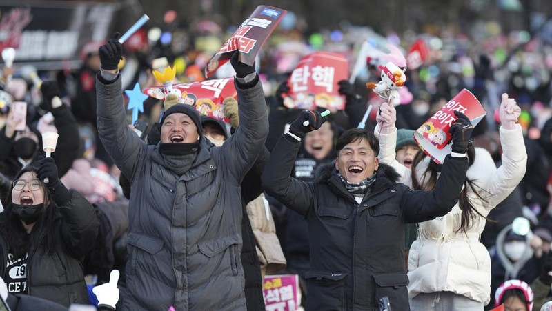 Para pengunjuk rasa berpartisipasi dalam unjuk rasa yang menyerukan pemakzulan Presiden Korea Selatan Yoon Suk Yeol, yang mengumumkan darurat militer, yang dicabut beberapa jam kemudian, di depan Majelis Nasional di Seoul, Korea Selatan, 14 Desember 2024. (Yonhap via REUTERS)